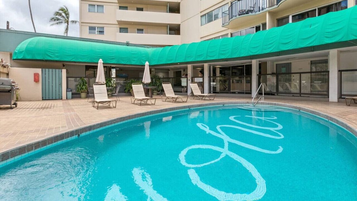 McCully - Moiliili Apartment | 05 FREE Parking/10 min beach/2br-Waikiki/Ala Moana