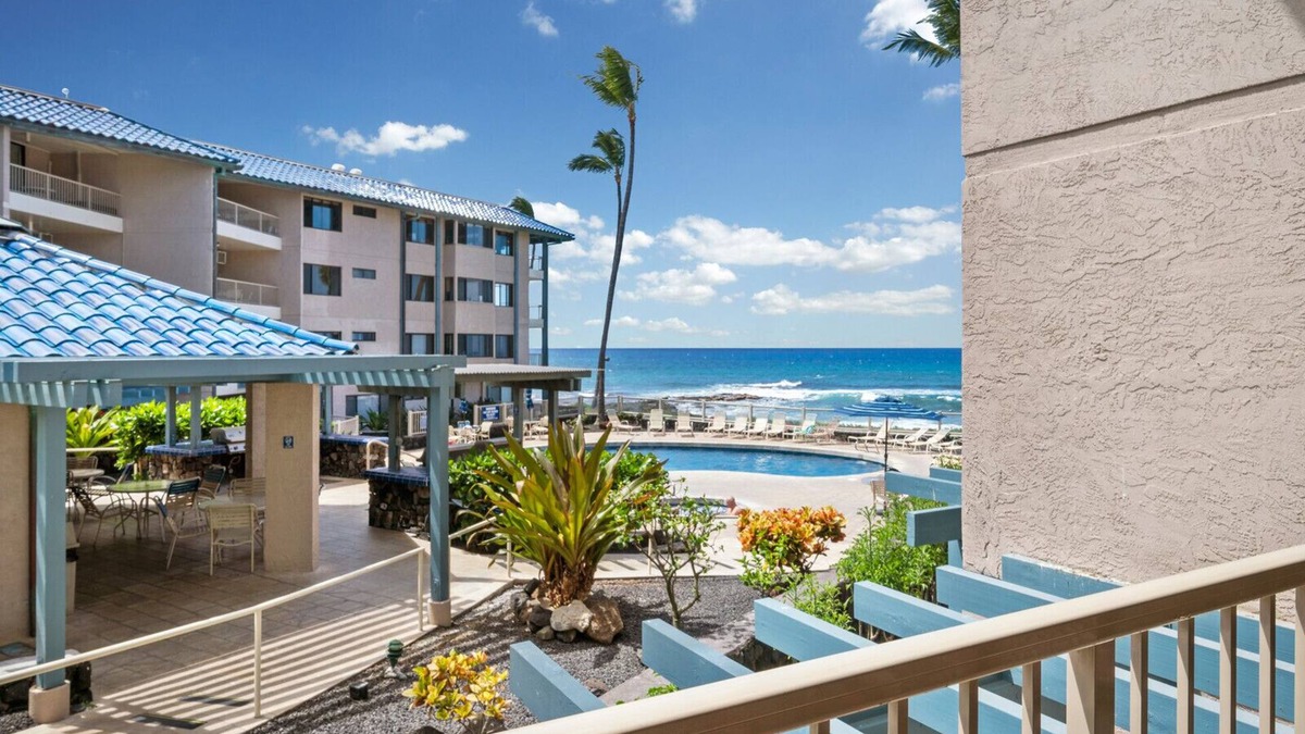 Historic Kailua Village Condo | 1 Bdrm Ocean & Pool view with Large Lanai & AC in the heart of Kailua Kona