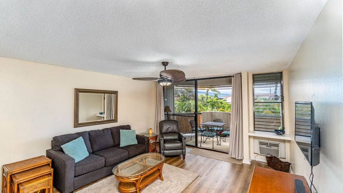 Historic Kailua Village Apartment | 1-Bed Condo in Downtown Kona, 1 block from the Shore!