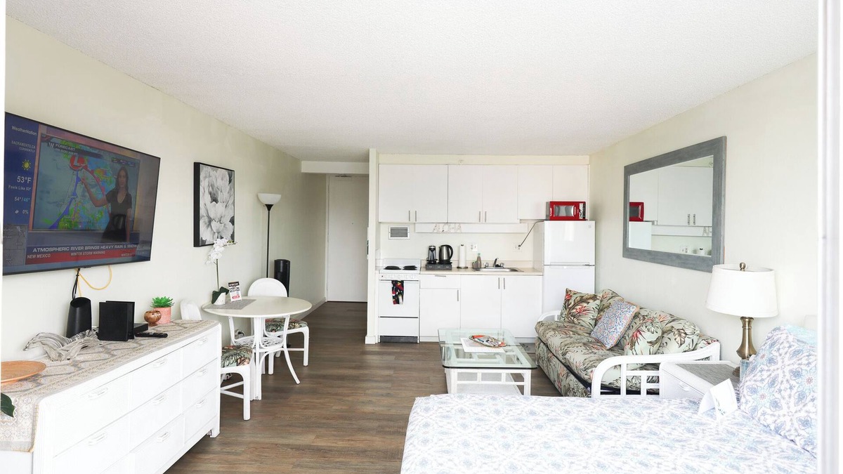 Waikiki Condo | 16 GUESTS , 4 X ❤️AWESOME STUDIOS❤️ , FREE PARKING, 5MIN TO OCEAN