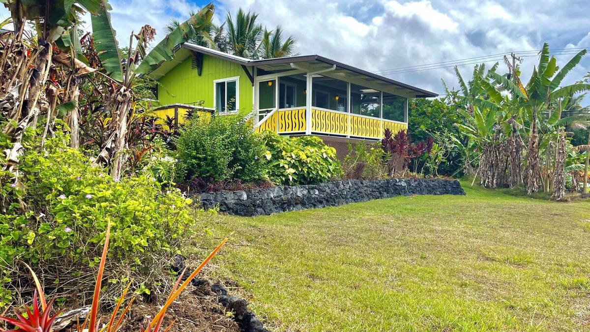 Kehena House | 1BR House near Kehena Black Sand Beach small banana farm, quiet, remote area A/C