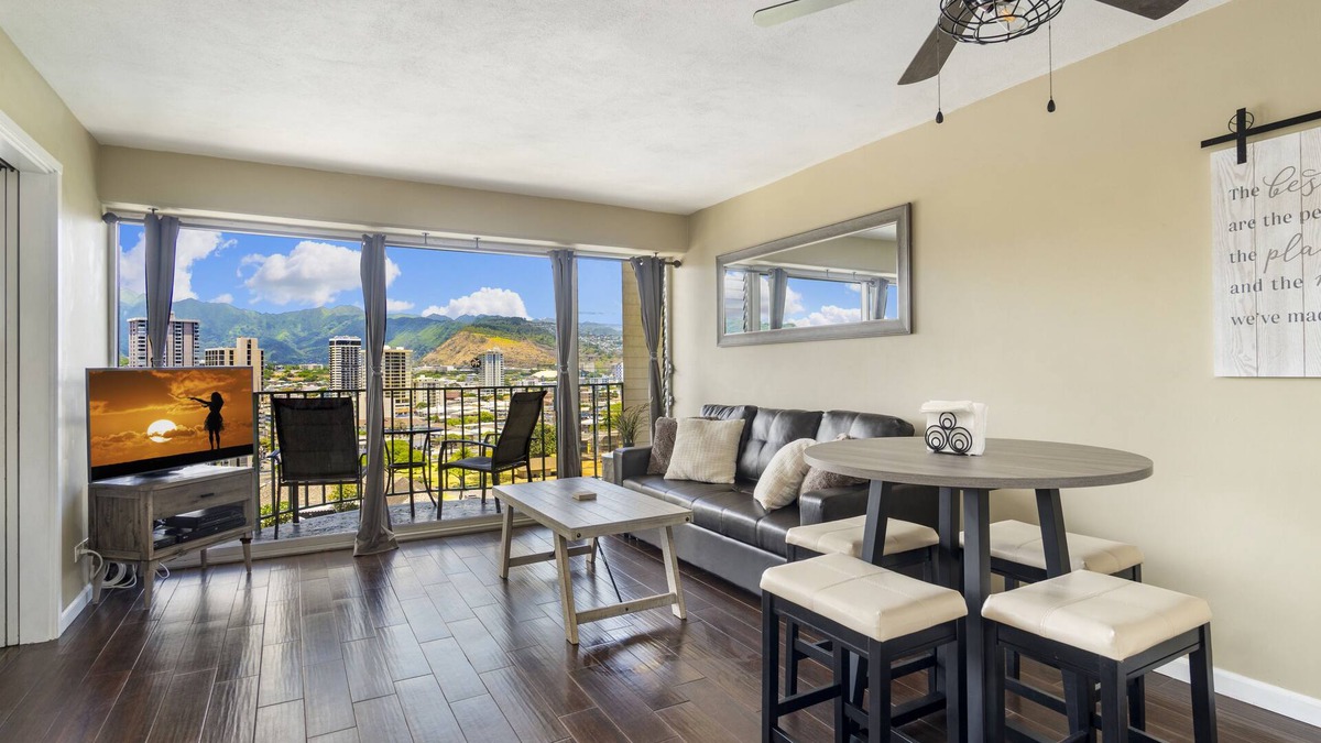 McCully - Moiliili Condo | 2 Bedroom Condo in Waikiki, FREE PARKING