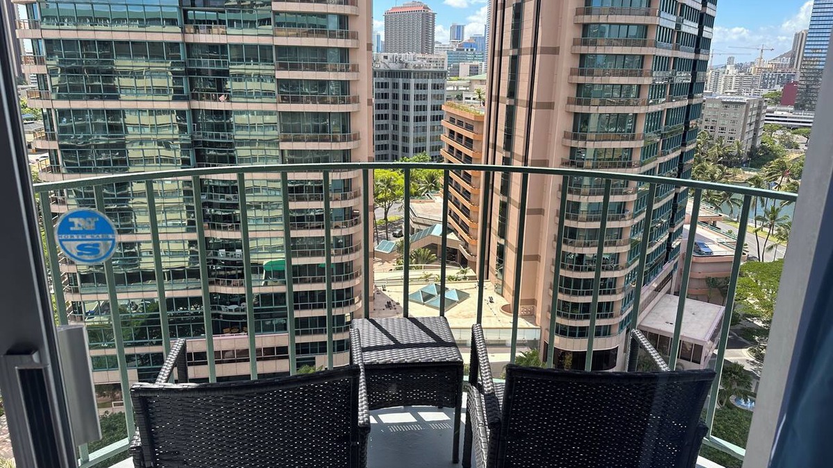 McCully - Moiliili Apartment | 2-bedroom Waikīkī apartment sleeps 7 with FREE Parking in Waikiki