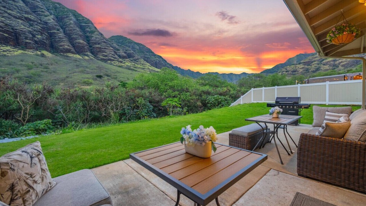 Makaha Valley House | 2 King Beds|Beach 6 Min|Gated|Community Pool + Gym