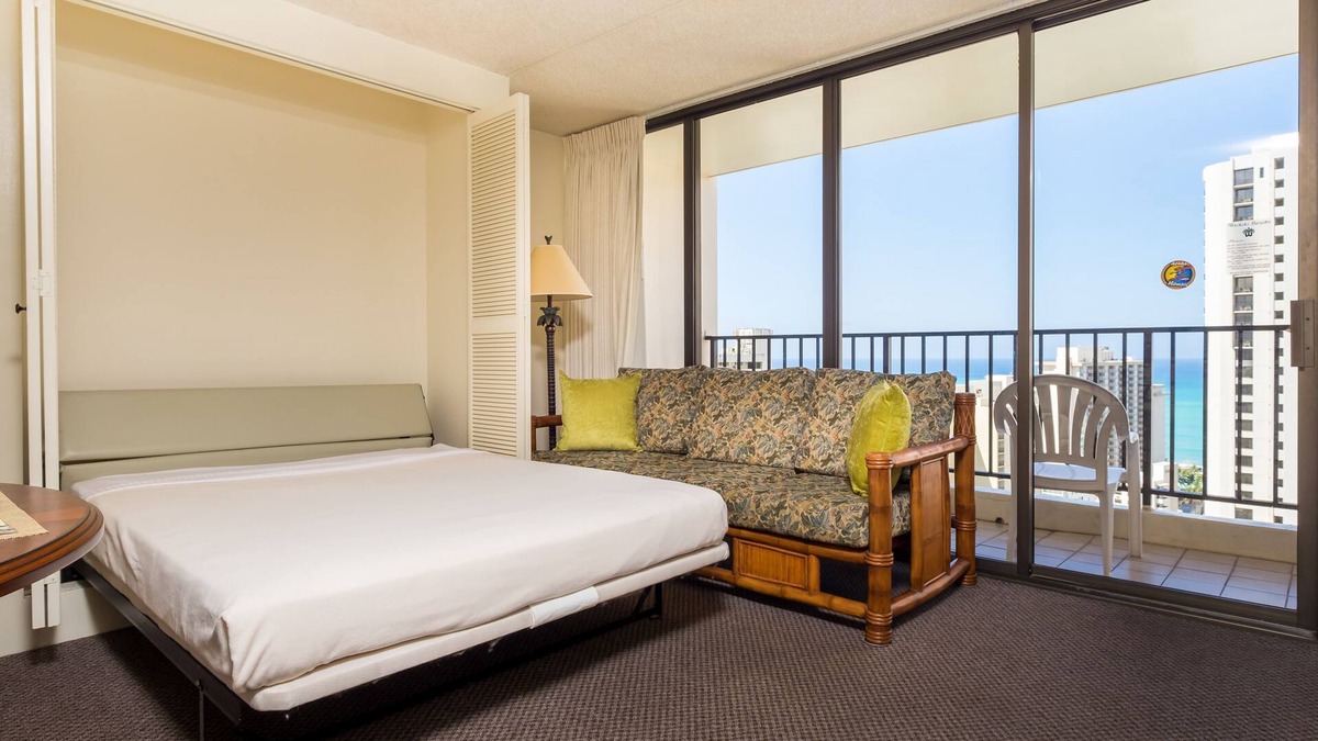 Waikiki Apartment | 2 min walk to the beach/Parking , Kitchen , Pool