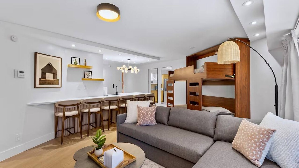 Downtown Honolulu Apartment | 22F-Upscale & Modern-Financial District-Harbor View-1 Bedroom Condo w/Parking