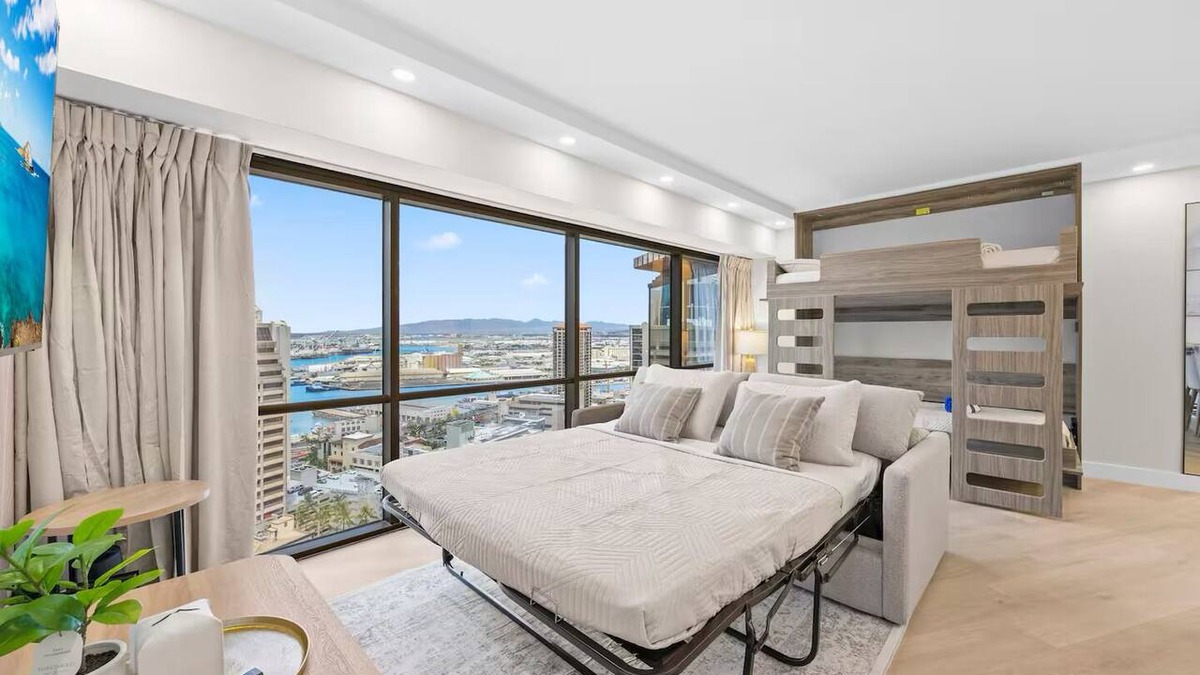 Downtown Honolulu Apartment | 29F-Upscale & Spacious-Financial District-High Floor Harbor View-1 BR w/Parking