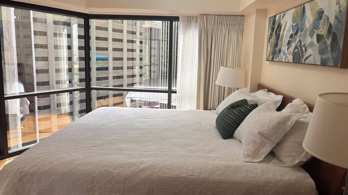 Downtown Honolulu Condo | 2BR+Den High Floor Ocean View Free Parking