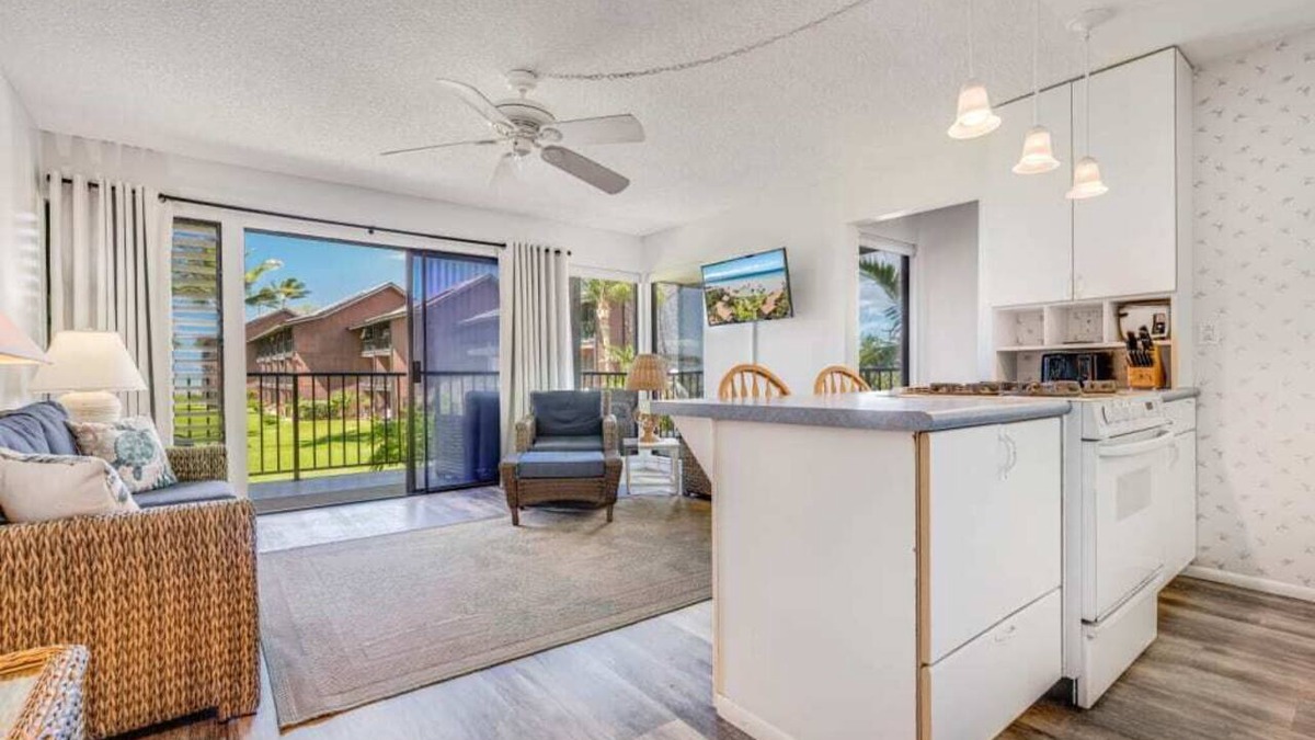 Kaunakakai Condo | 2BR Ocean View w/Lanai and Kitchen - Molokai Shores 217