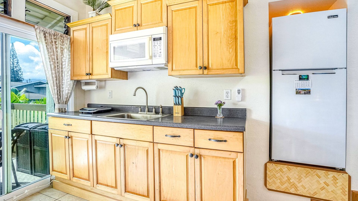 Princeville Apartment | 2nd floor studio with shared pool, fast WiFi, A/C, and mountain view