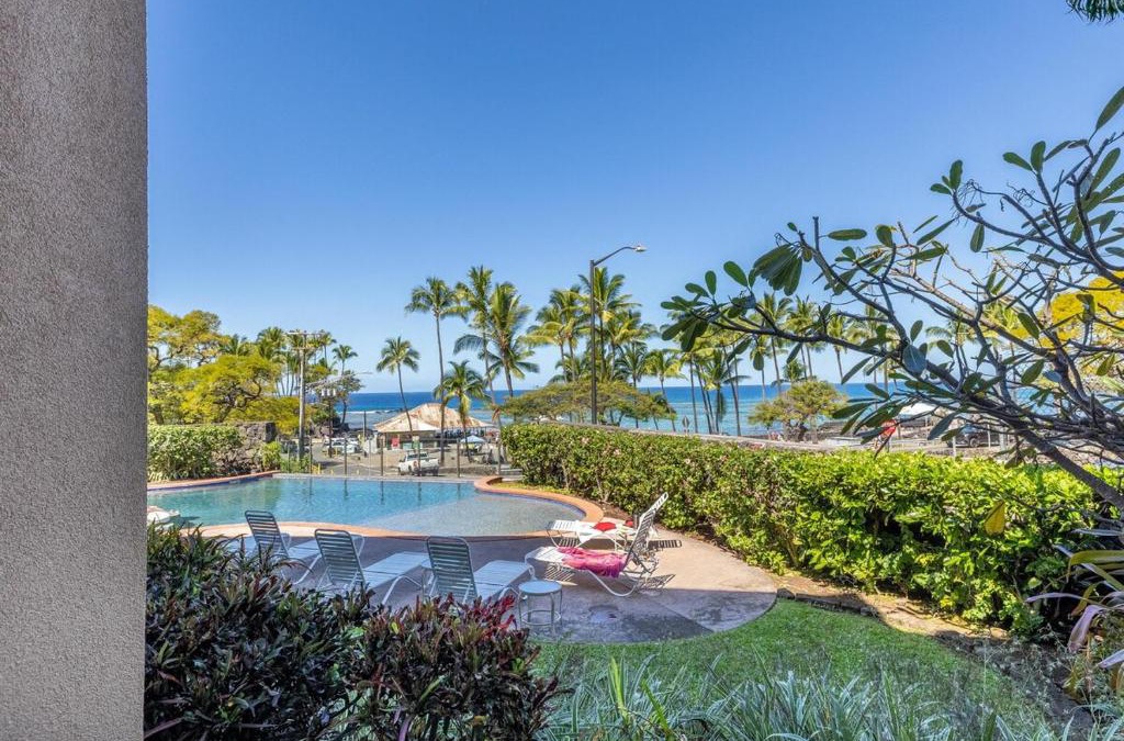Kahaluu Bay House | 3-Bedroom Beach Condo, Infinity Pool & Spa Sunsets