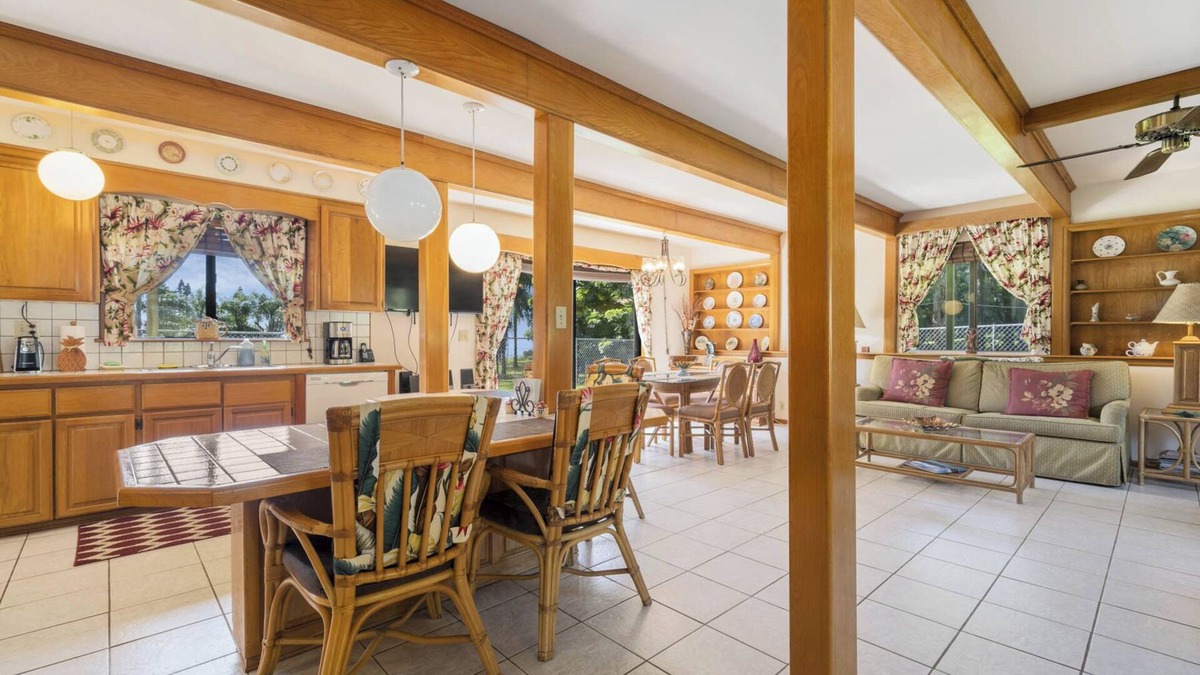 Naalehu House | 3 Bedroom Ocean View Home for 8 - Hale Kamaoa