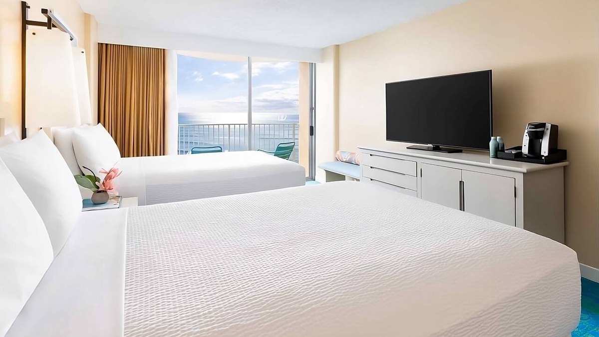 Waikiki Hotel | 3 Convenient Units, The Twin Fin Hotel, Ocean Front Two Doubles with Lanai