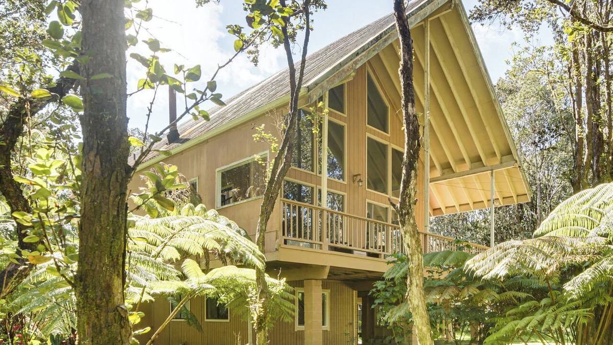 Volcano House | 3 Mi to Hawaii Volcanoes NP: Home w/Hot Tub, Deck