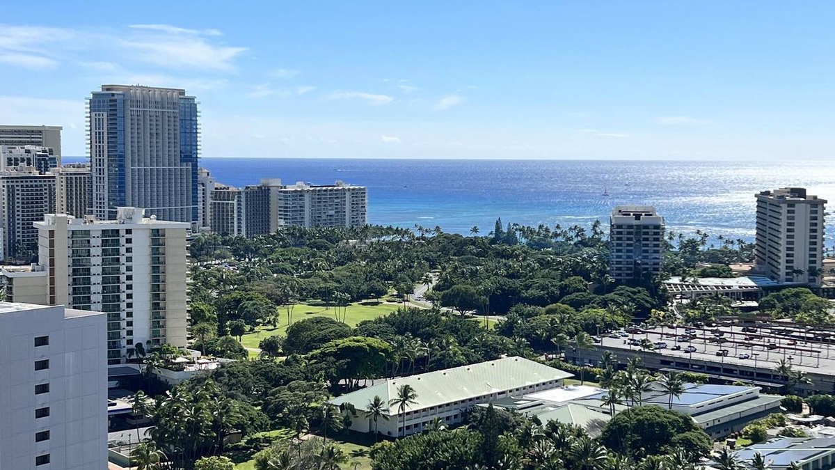Diamond Head - Kapahulu - St. Louis Apartment | 30th Waikīkī Oceanview Studio B FREE Beach Gear Kitchenette Pool 2G