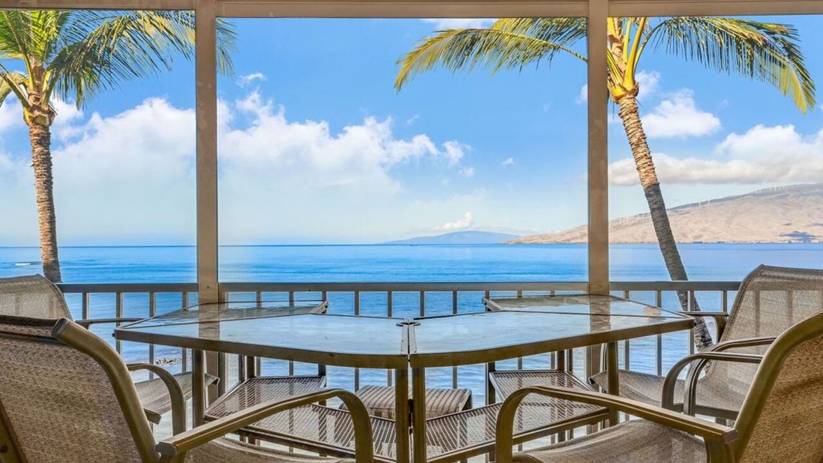 Kihei Condo | 3BD Kihei Oceanfront I Menehune Shores 414