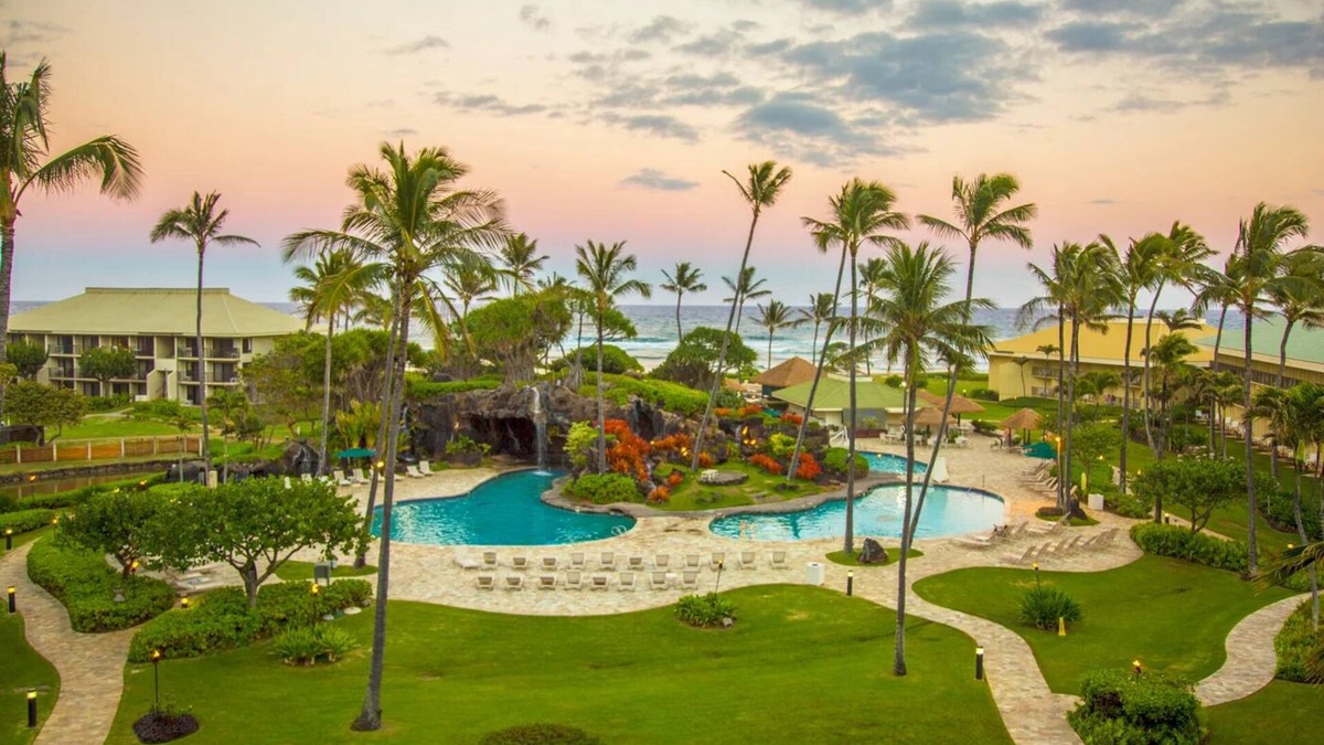 Hanamaulu Resort | 4 Star Beachfront Resort. AC. Lanai. Restaurant. Pool. Gym. Spa.