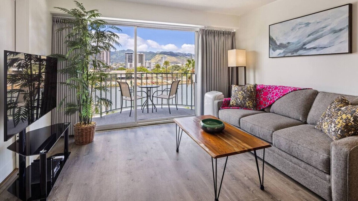 McCully - Moiliili Apartment | 401 FREE Parking/10 min beach/2b-Waikiki/Ala Moana