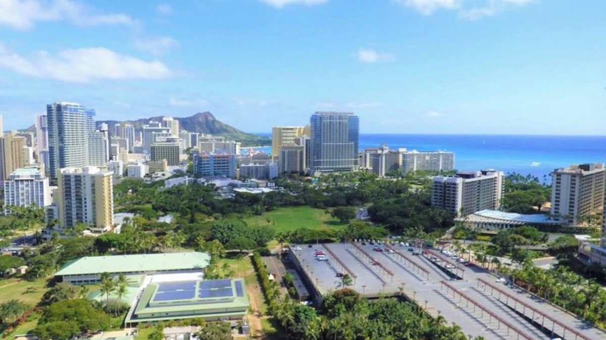 McCully - Moiliili Condo | 5 mins to the Beach/OCEAN+Mt View. Centrally located in Waikiki