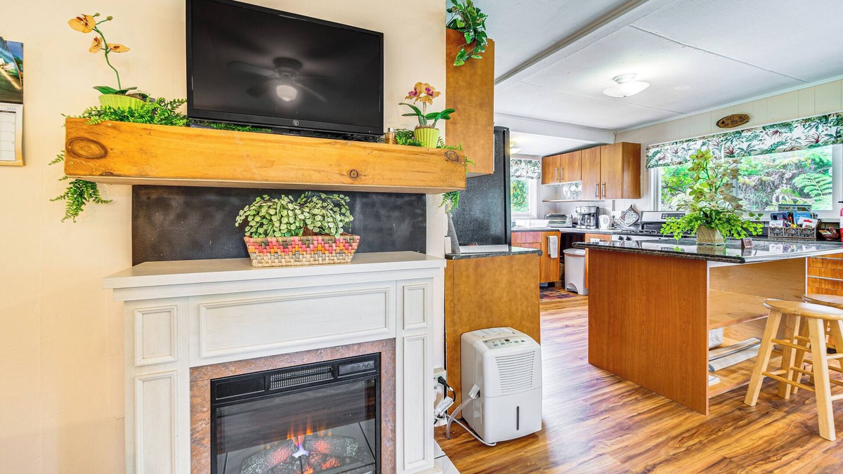 Volcano Cottage | 7 Mi to Volcanoes NP: Serene Cottage w/Deck!