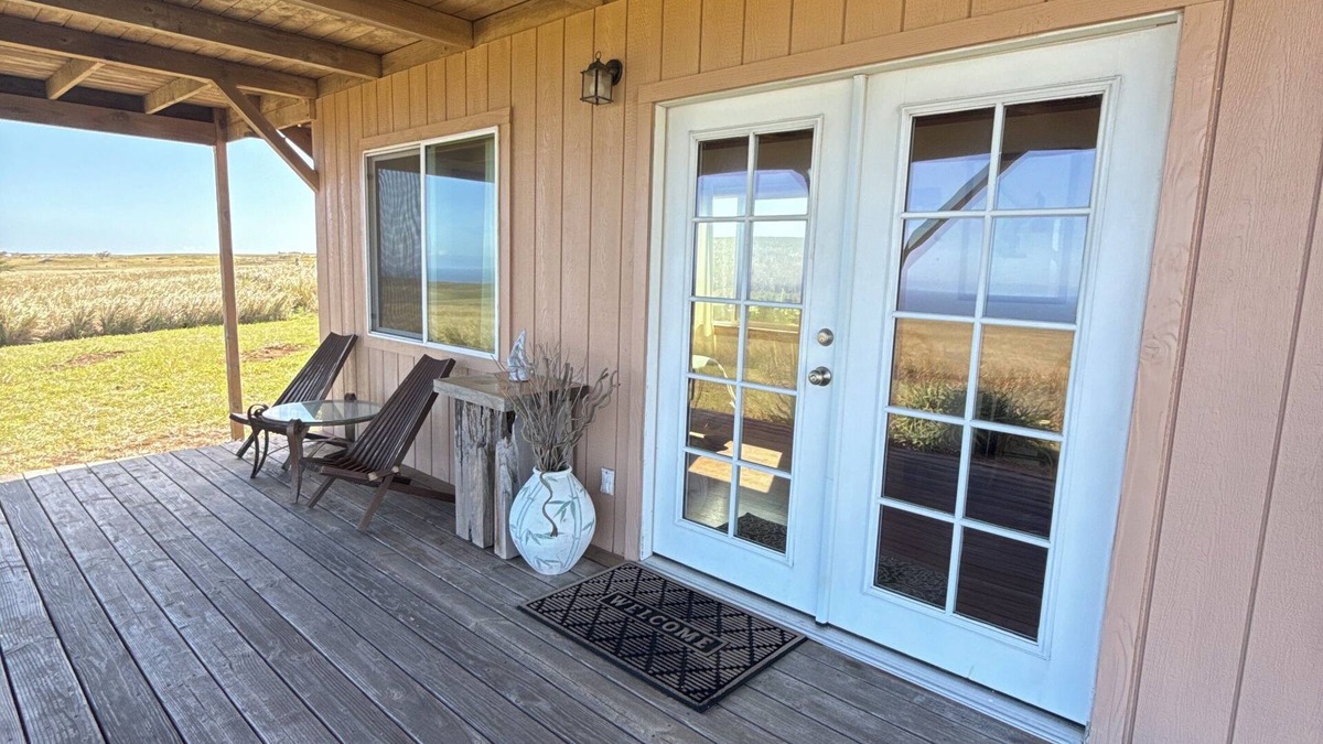 Naalehu Apartment | A charming, secluded, off-grid, quiet and a 180 degree view of the ocean.