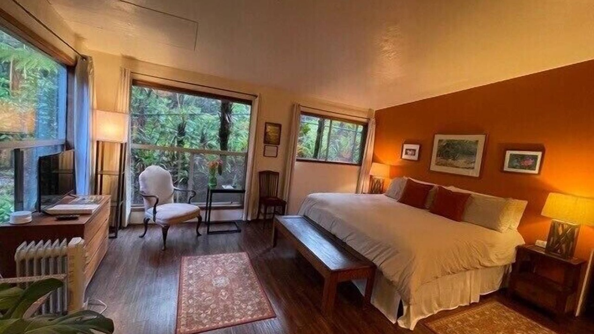 Volcano Apartment | A Private Getaway in the Rainforest. One mile from Volcano National Park.