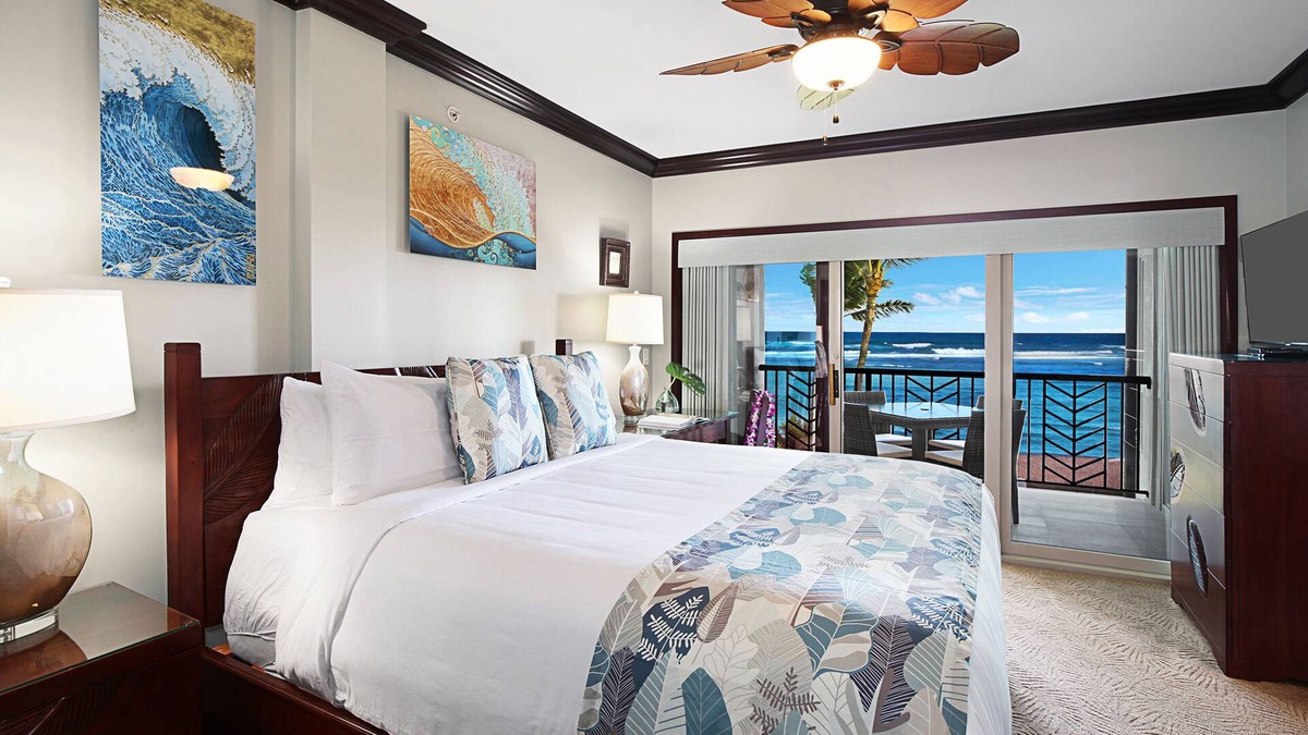 Wailua Condo | A402 - Corner Oceanfront Penthouse Suite - Amazing Pool, Lazy River, Beach & AC!