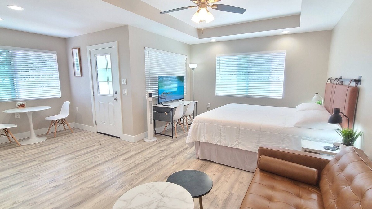 Keaau House | Air Conditioned! Cozy & Modern Style Studio King Bed Free Laundry