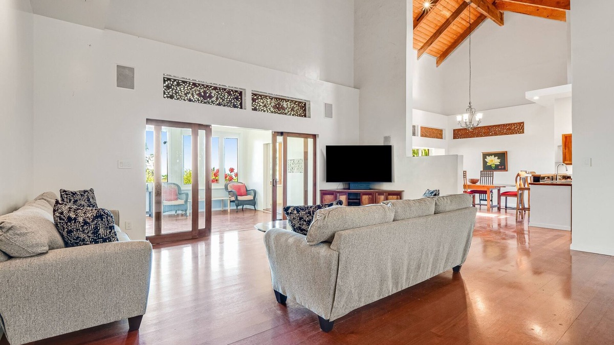 Honokaa House | Airy villa and Ohana suite in a tropical garden setting with lanai & patios