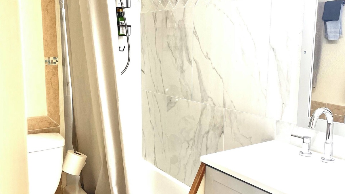 Waikiki Apartment | Aloha Experience in a Comfortable Waikiki Studio: Hotel Amenities: Pool, Hot Tub
