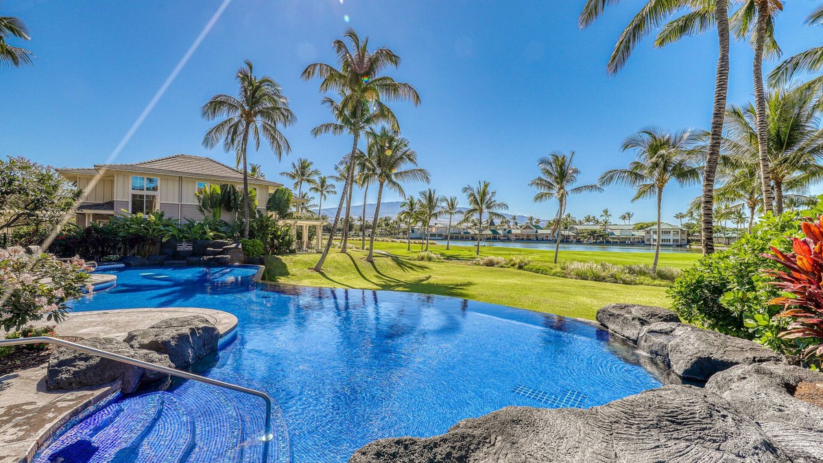 Waikoloa Condo | Amazing golf course front condo with lanai, AC, pool, & hot tub