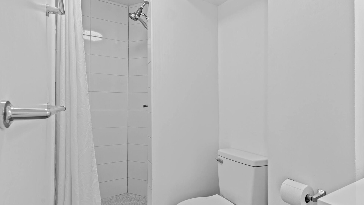 Waikiki Apartment | Amazing Location with AC and WiFi and Amenities