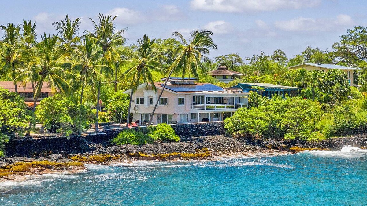 Kailua-Kona House | Amazing Oceanfront with Pool and Hot Tub. Surf and Swim Right out Front!