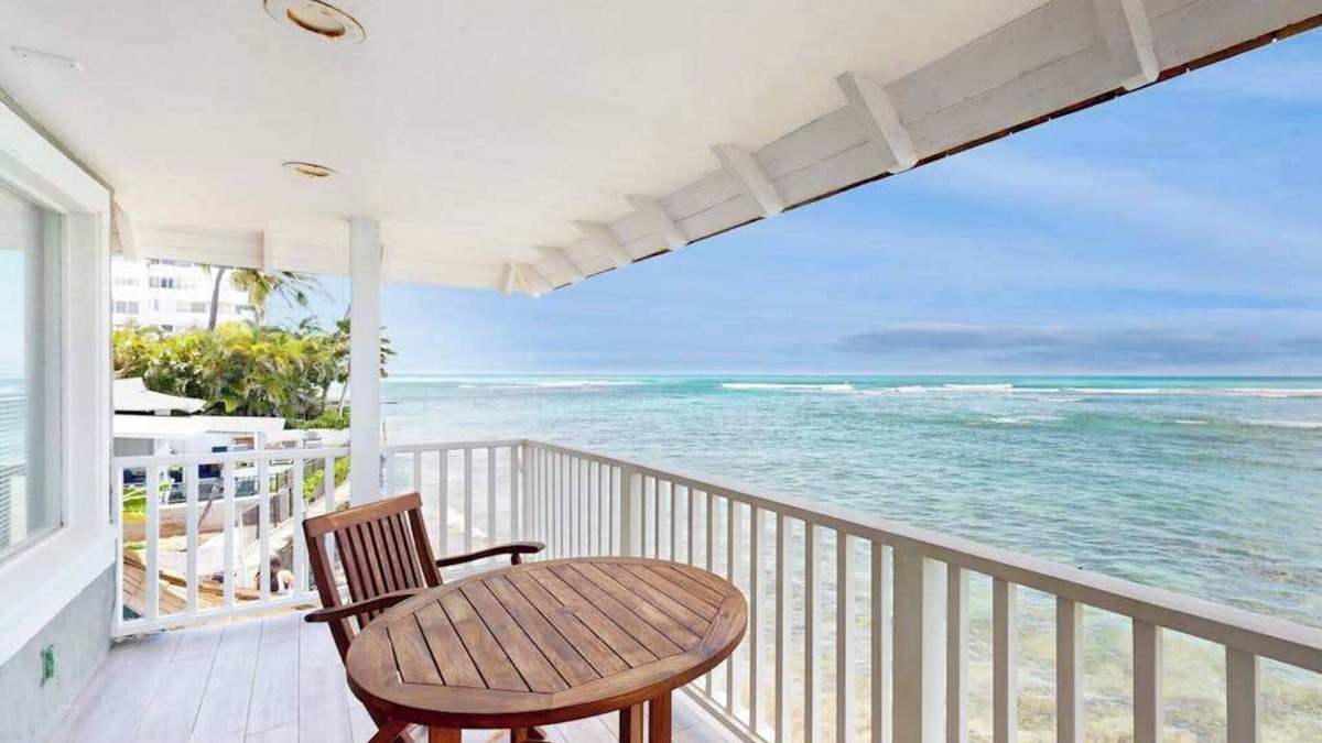 Diamond Head - Kapahulu - St. Louis House | August Special! Posh Beachfront Waikiki Home with 3 Lanais - Walk to Dining