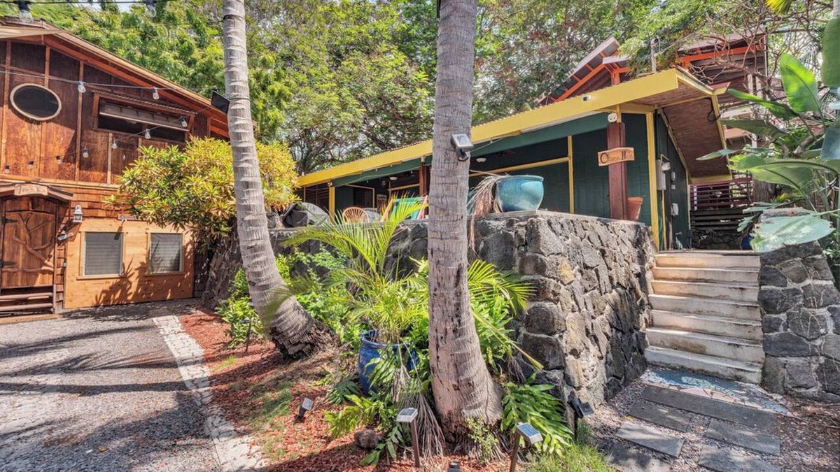 Kahaluu Bay House | Authentic Eco-estate in Kona sleeps 14 -Living in Harmony with nature by the sea
