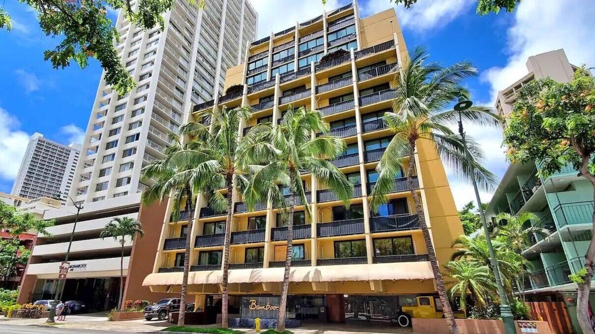 Waikiki Apartment | ❃Bamboo❃ 10ᵗʰ Floor Deluxe studio overlooking Palm trees & Lucious Pool⁕Spa Area