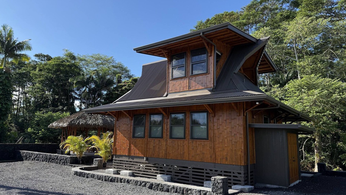 Hilo House | Bamboo River Hideaway in Hilo with fast WiFi near HMC