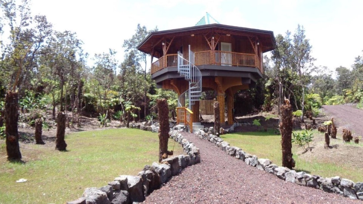 Ohia Estates House | Bamboo Treehouse for 2 Near Volcanoes National Park