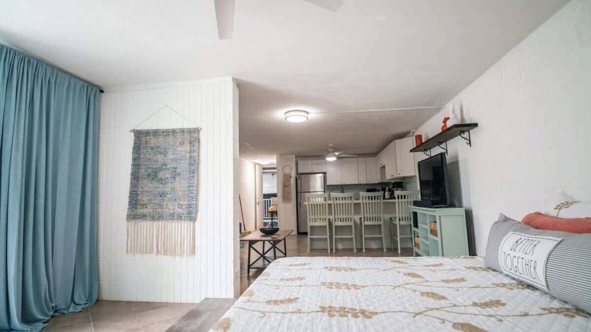 Punaluu Apartment | Beach & Country Beachfront Studio