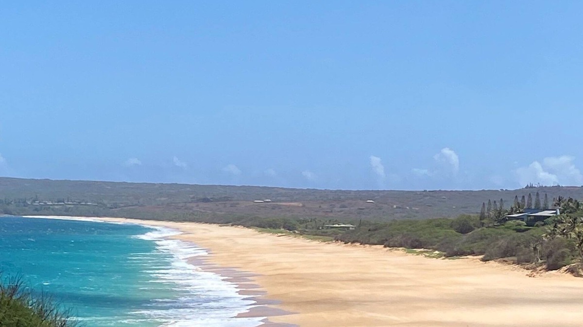 Maunaloa House | Beach Front Luxury on 3 Mile White Sand Papohaku Beach