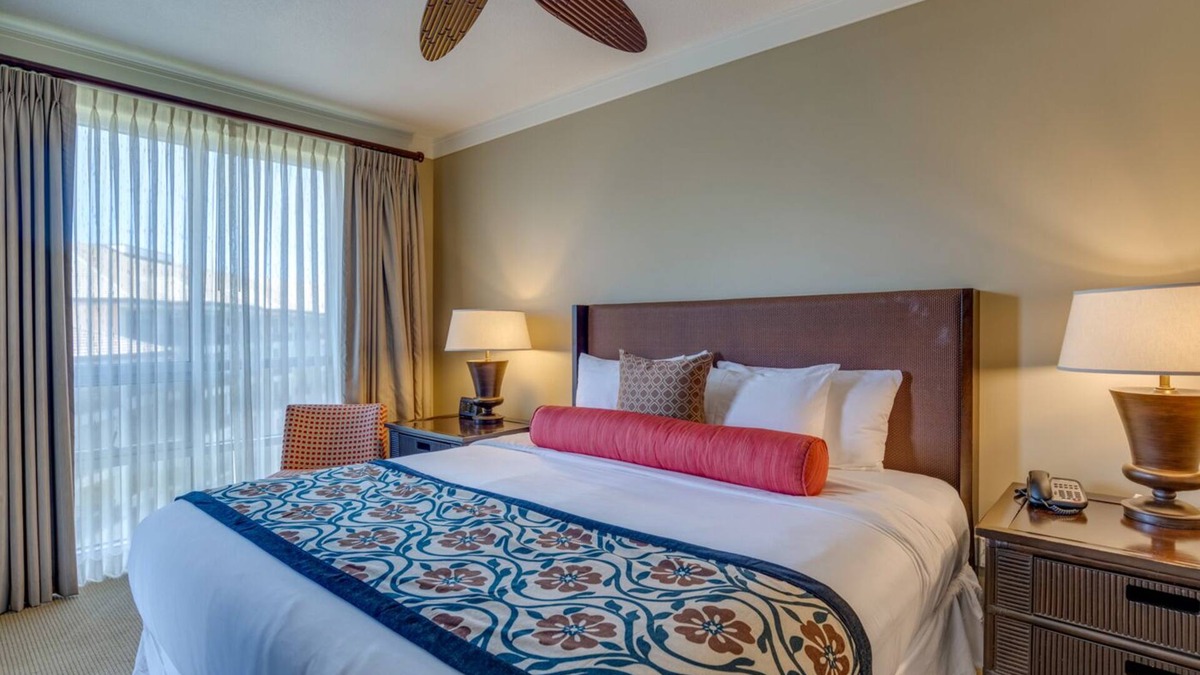 Honokowai Hotel | Beach paradise: Elegant Views with Full Kitchen, Onsite Parking and Pool View