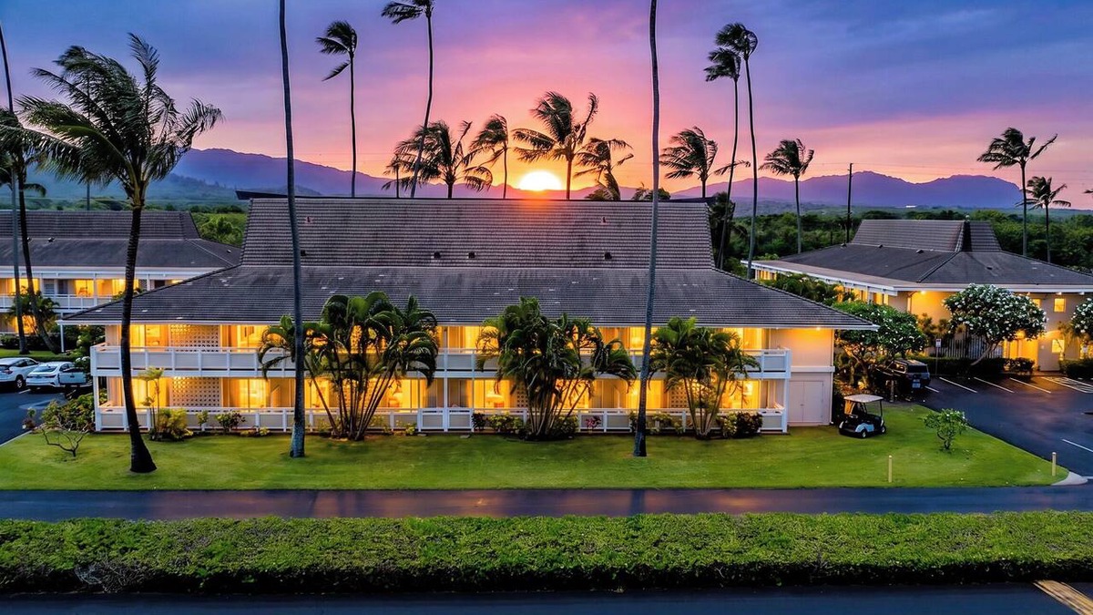Wailua Condo | Beachfront - AC - 2 min Walk to Beach - Garden Corner Unit - 3 Pools