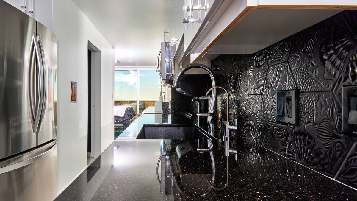 Makaha Condo | Beachfront · BedJet Sleep System · Monthly Stays · Sunsets · 333+ Mbps Fast WiFi