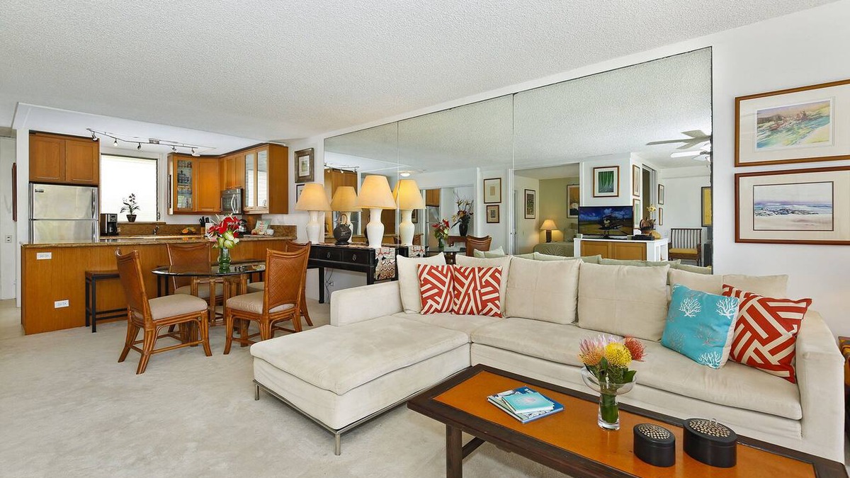 Diamond Head - Kapahulu - St. Louis Condo | Beachfront Building at the Quiet End of Waikiki with Swimming/Surfing!