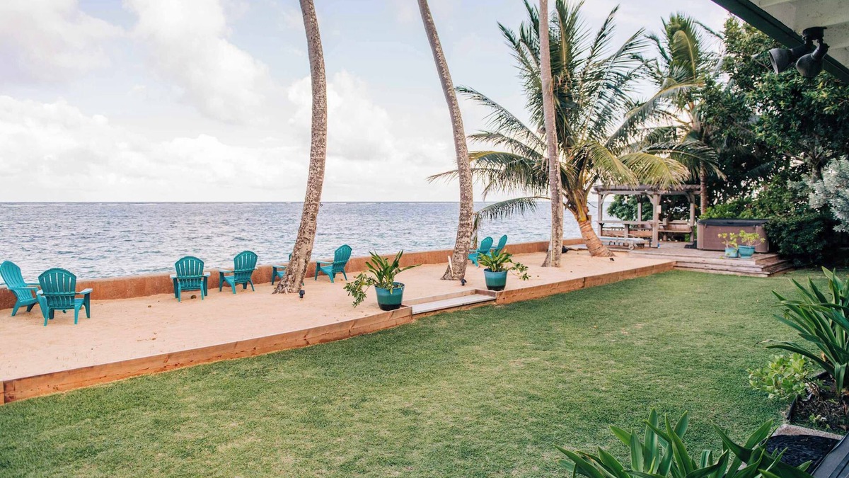 Punaluu House | Beachfront Luxurious Hawaiian Oasis