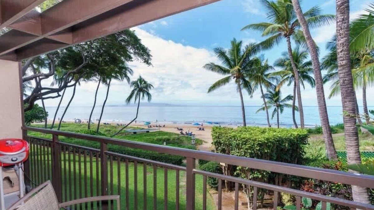 Kihei Condo | Beachfront luxury | Walk to dining & shops