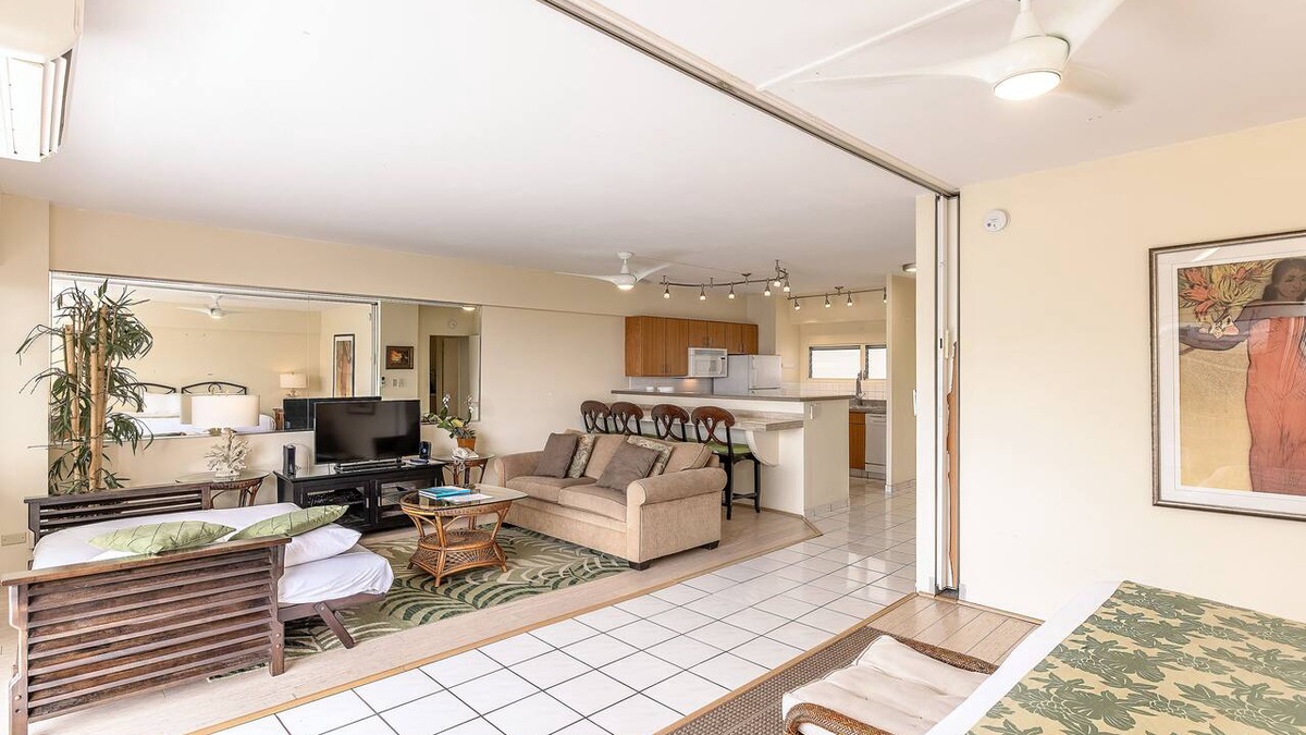 Waikiki Condo | Beachfront Studio | 2 Queen Beds | Full Kitchen | Nearby Parking(Fee)