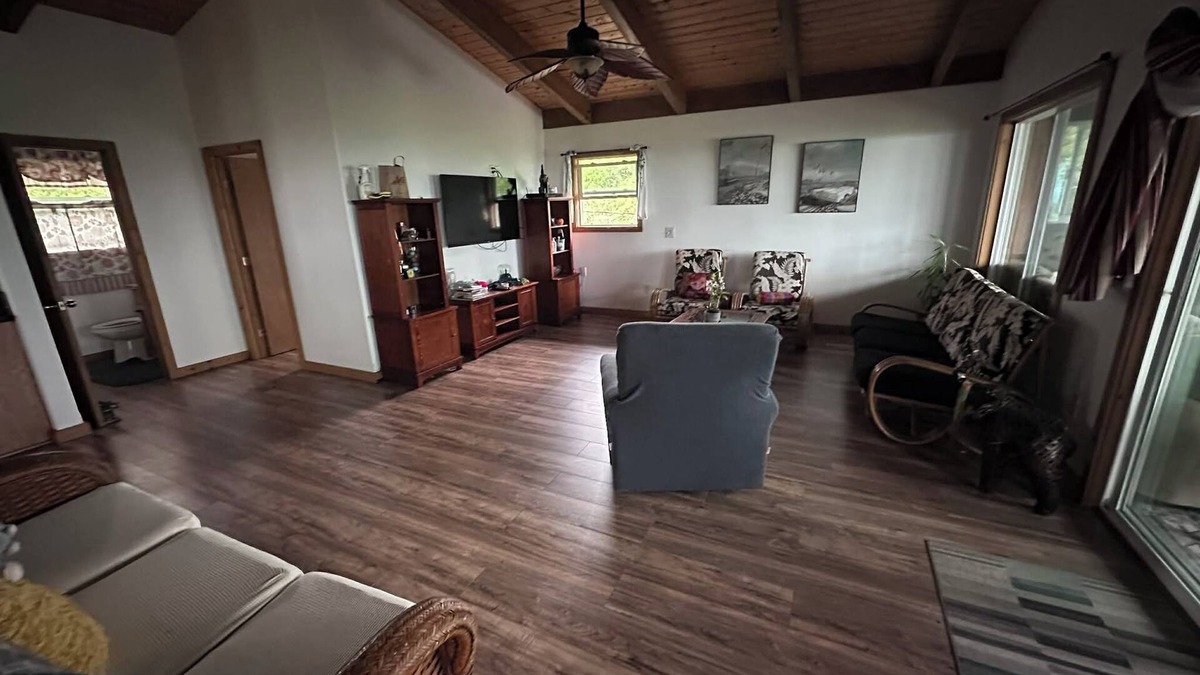 Discovery Harbour House | Beautiful 3-bedroom house in soothing Naalehu for your getaway