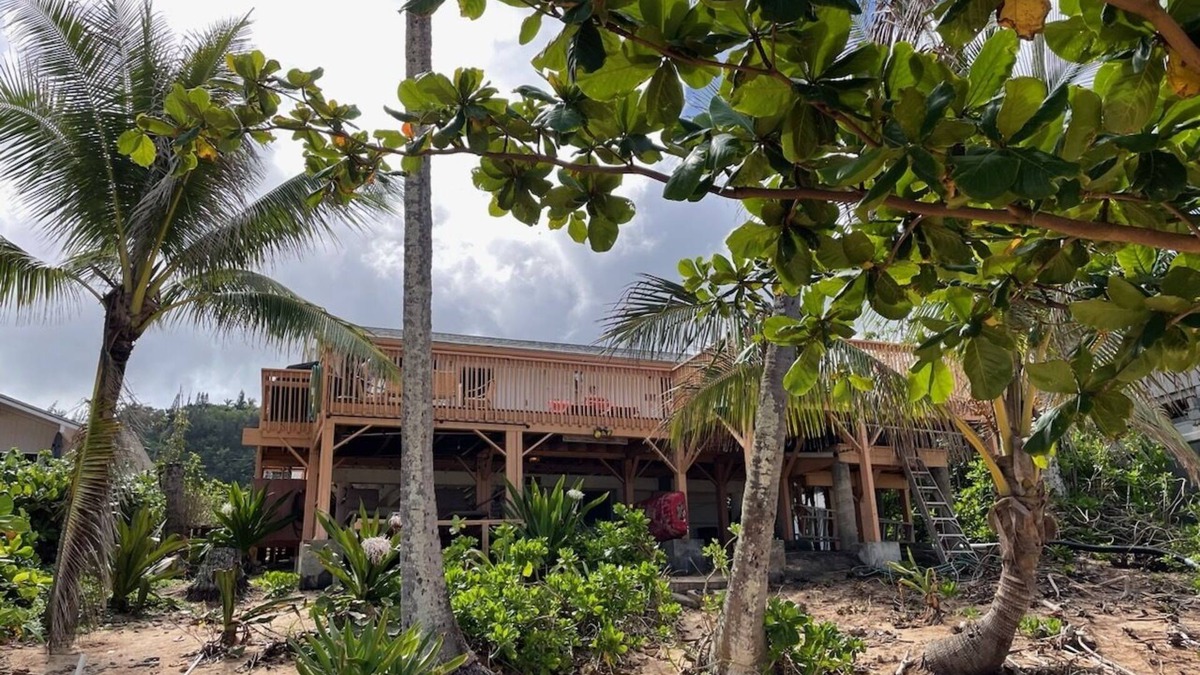 Pupukea House | Beautiful Ke Iki Beach Front 2 Bedroom 2 Bath with HOT TUB