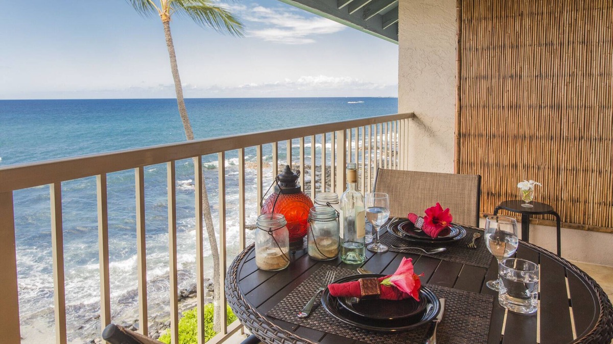 Historic Kailua Village Condo | Beautiful Oceanfront Kona Reef Resort Private Top Floor Condo A33, AC throughout